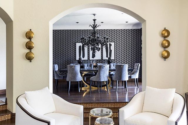 What did the dining table say to the chairs? “Dinner’s on me tonight!” Happy Friday! #tgif #diningroomdecor #interiordesign #interiorsphotography #canon5dmarkiv