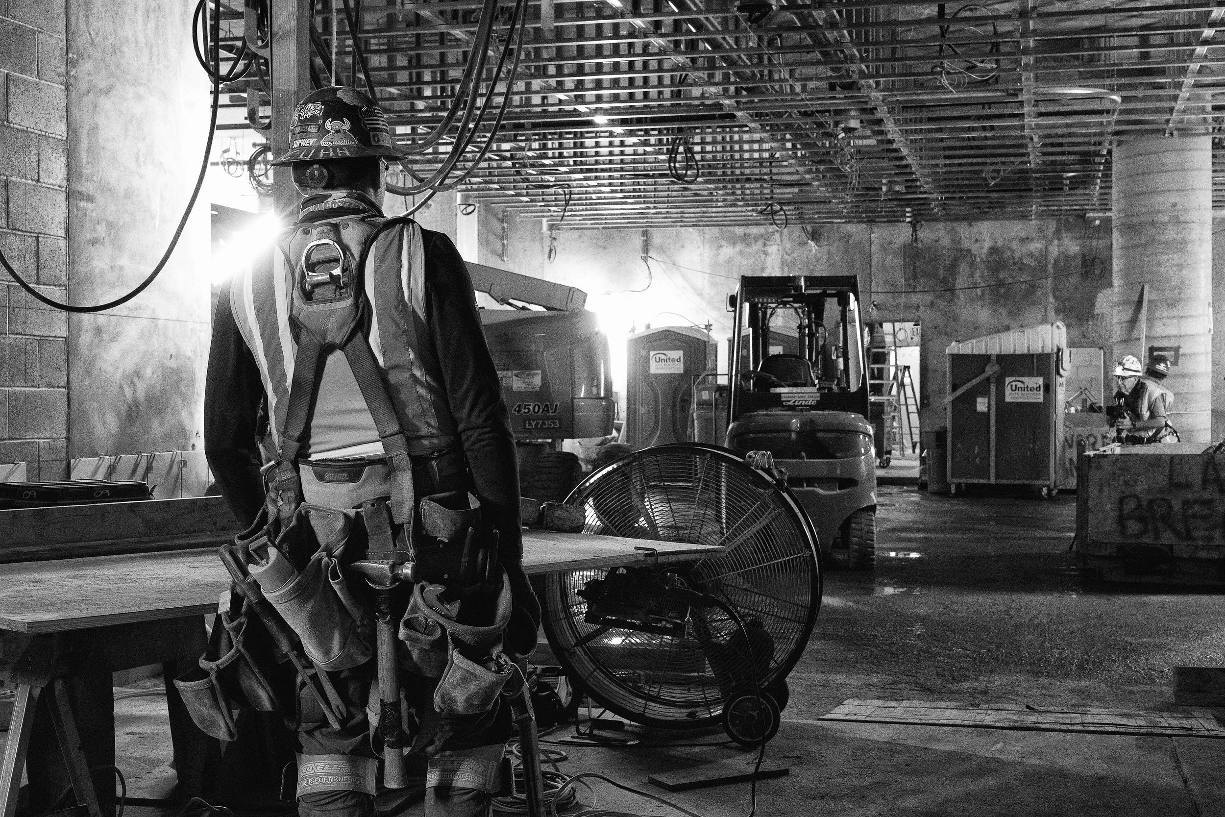 SKANSKA.ENR.114A7106.BACK TOOL BELT.BW. WALKER CHAMBERLIN copy.jpg