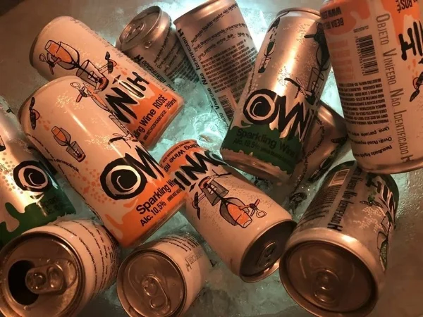 O “Ovnih Sparkling Wine” é uma aposta dupla em tendências que ainda estão em teste no mercado global: um vinho enlatado e de baixo teor alcóolico (Crédito: OvniH Sparkling Wine ).
