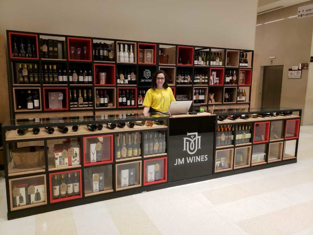 Quiosque da JM Wines foi aberto em 2018 no Shopping Cidade São Paulo (4o andar), para vender vinhos sem esnobismo. Crédito: JM WINES .