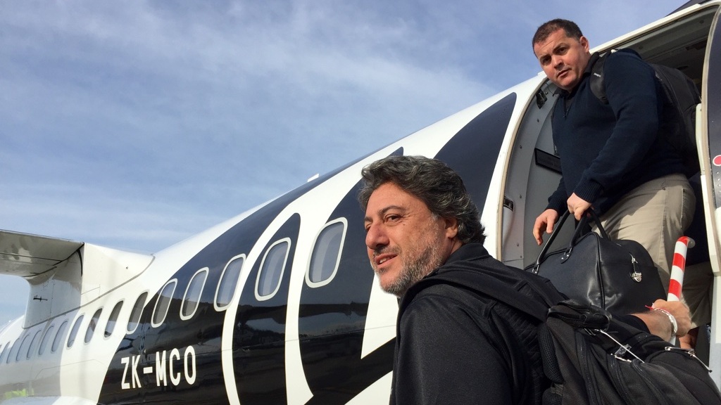 A profissão de Vicente e Manu pode parecer um sonho; mas também exige muita habilidade de relacionamento e paciência para passar boa parte do ano viajando (Crédito: Vicente Jorge).