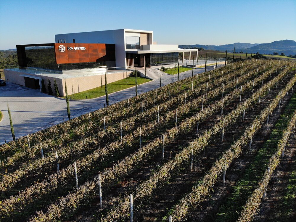  Inaugurada em 2007 em Alto Feliz, na Serra Gaúcha (RS), a nova vinícola da Don Guerino marcou a entrada da família na produção de vinhos finos e no enoturismo (Crédito: Don Guerino). 