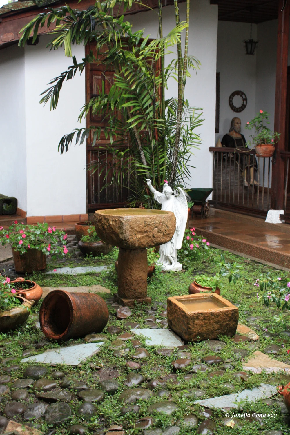 Whether at El Horizonte (above) or the more upscale El Delirio, visitors to coffee farms in Quindío get a taste of the area's rich traditions. 