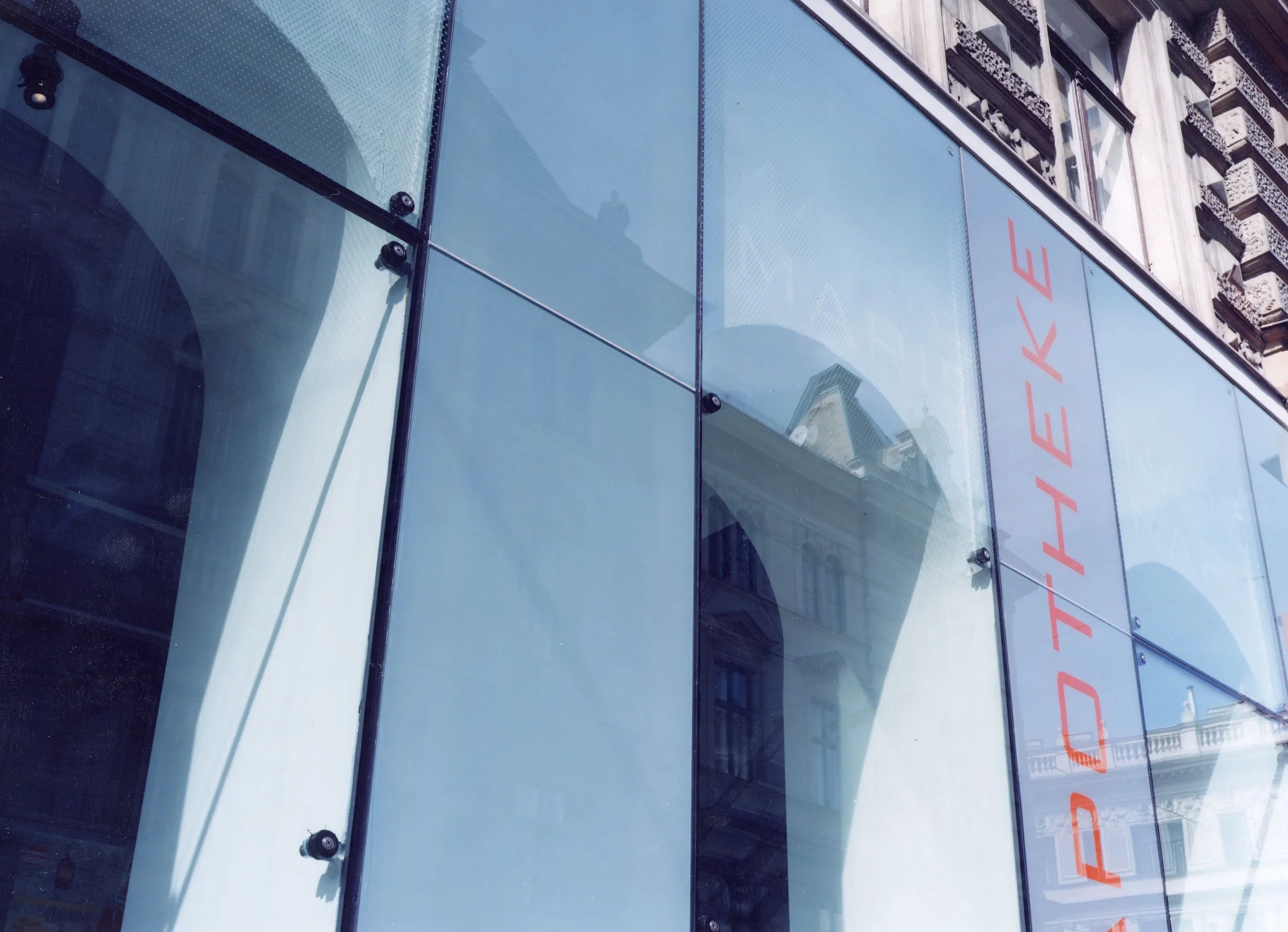  um ein möglichst großzügiges erscheinungsbild nach aussen zu erreichen, wurde eine rahmenlose, flächenbündige nurglasfassadekonzipiert. punktgehaltene isolierglas- elemente vor den maueröffnungen - vor den mauerpfeilern eine geklebte konstruktion mi