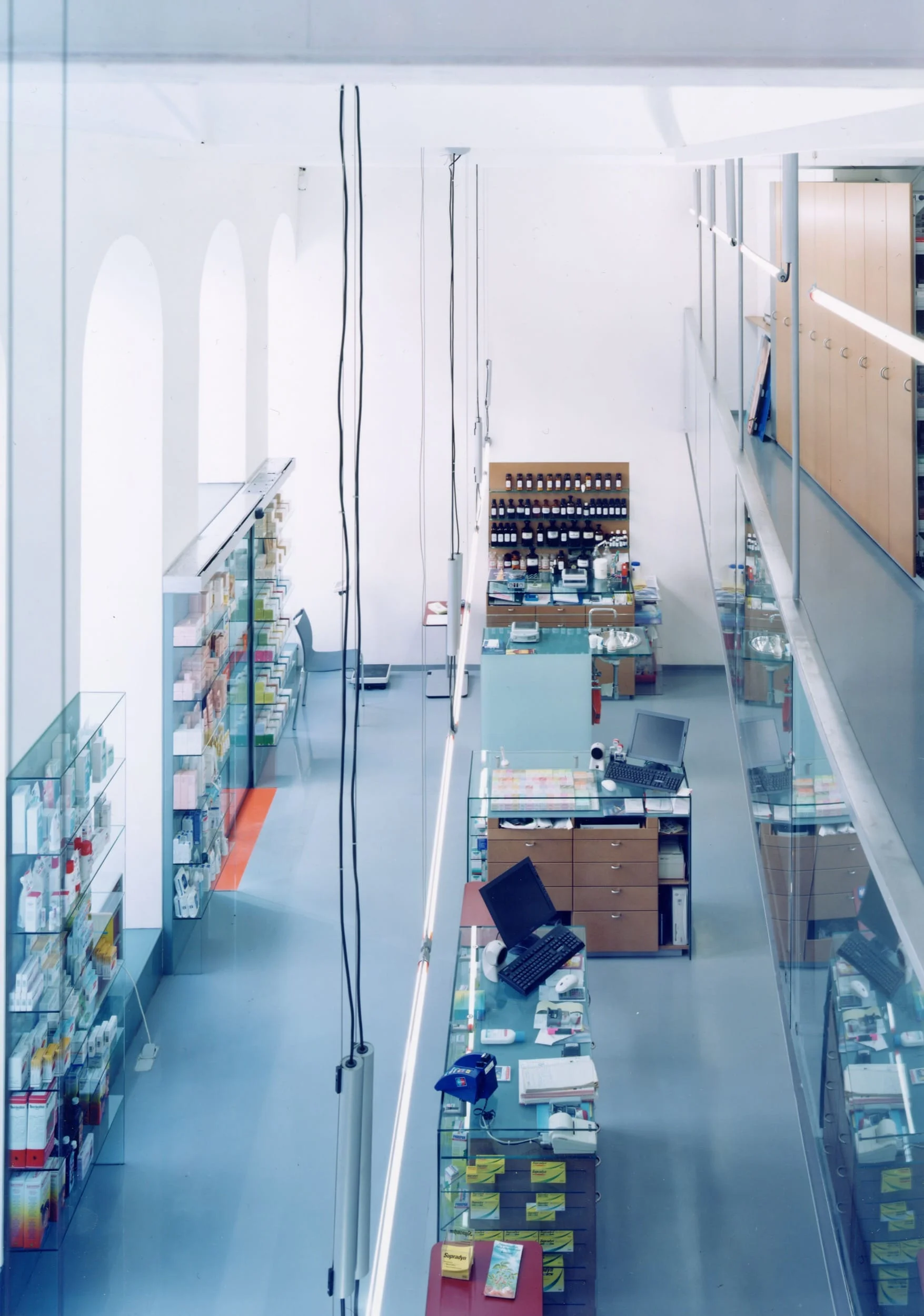  ... alle wege in der apotheke können nachvollzogen werden und umgekehrt ist von jedem punkt der vertikalen erschliessung die gesamte apotheke einsehbar - man bleibt im raum...es entsteht ein freier bewegungsraum für kunden, in dem alle funktionszusa