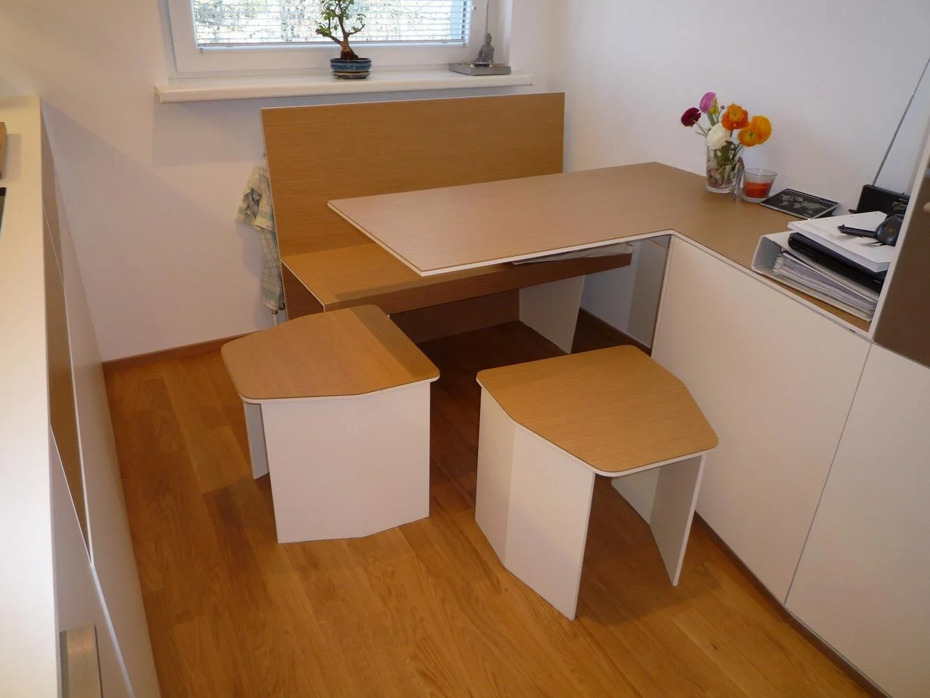 ...auch die küchenmöblierung wird rundumerneuert, als kleines - gelungenes - experiment wurden die weißen kunststoff compaktplatten mit einer echtholzfurnier versehen. weitere Projekte aus Möbel und Innenraum hier.