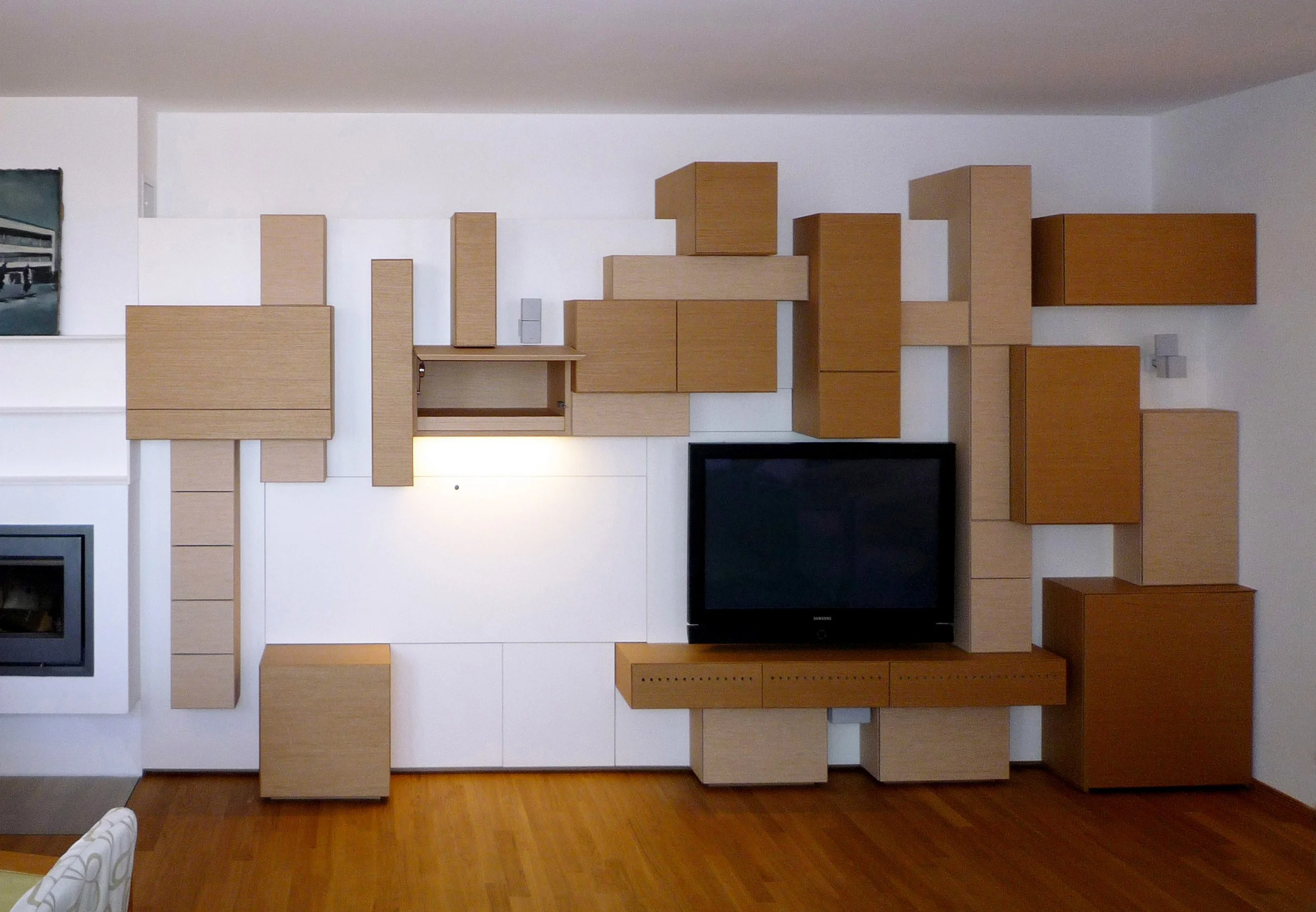  ...der wunsch nach einem, skulpturalen wohnzimmerverbau - inspiriert von der wotruba kirche wird erfüllt. ausgehend von den unterschiedlichen abmessungen der unterzubringenden gegenstände (cds, dvds, aktenordner, vinylschallplatten etc.) wird, aus d