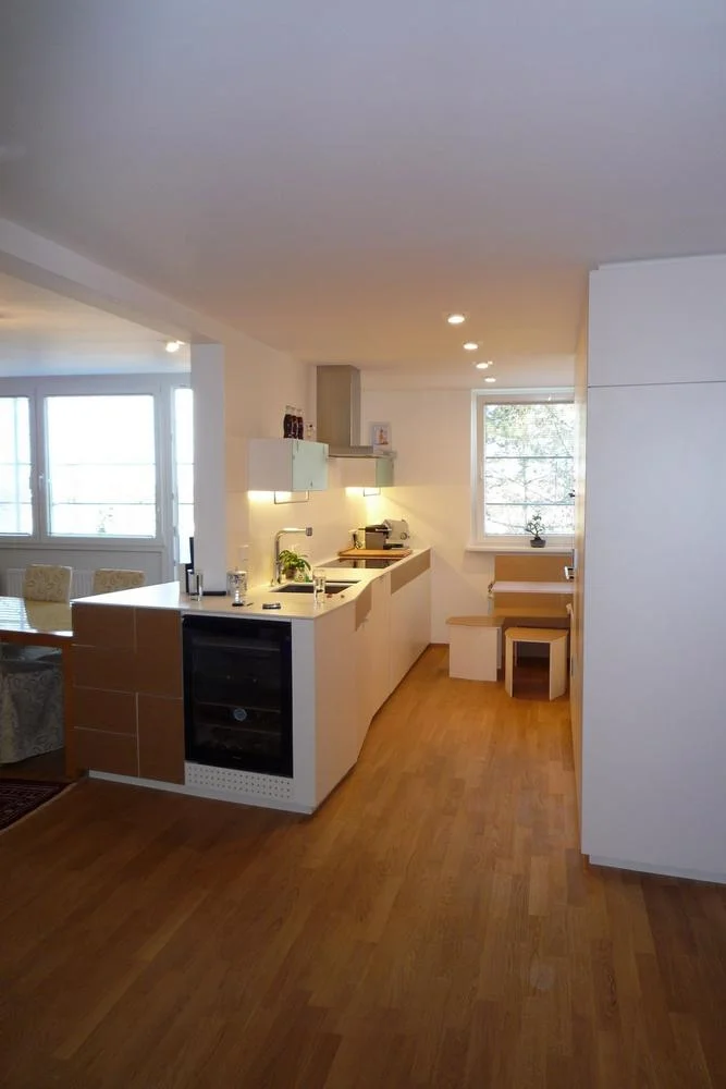  ...natürliches licht und ein blick in eine offene koch-, ess- und wohnzone, bereits beim betreten der wohnung läßt die wohnung viel größer erscheinen, als sie tatsächlich ist.&nbsp; das entspannte selbstverständnis, das durch die verbindung der vorh