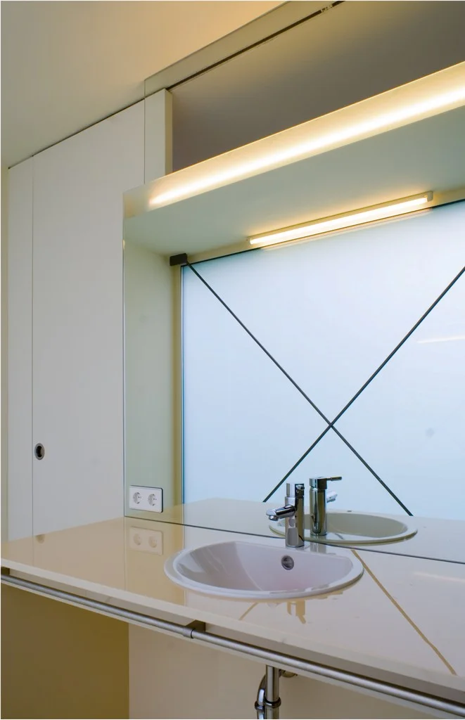  der einsatz von färbigem und mattem glas lässt mehr oder weniger starke durchsichten zu und ermöglicht unterschiedliche licht-, und raumwahrnehmungen... 