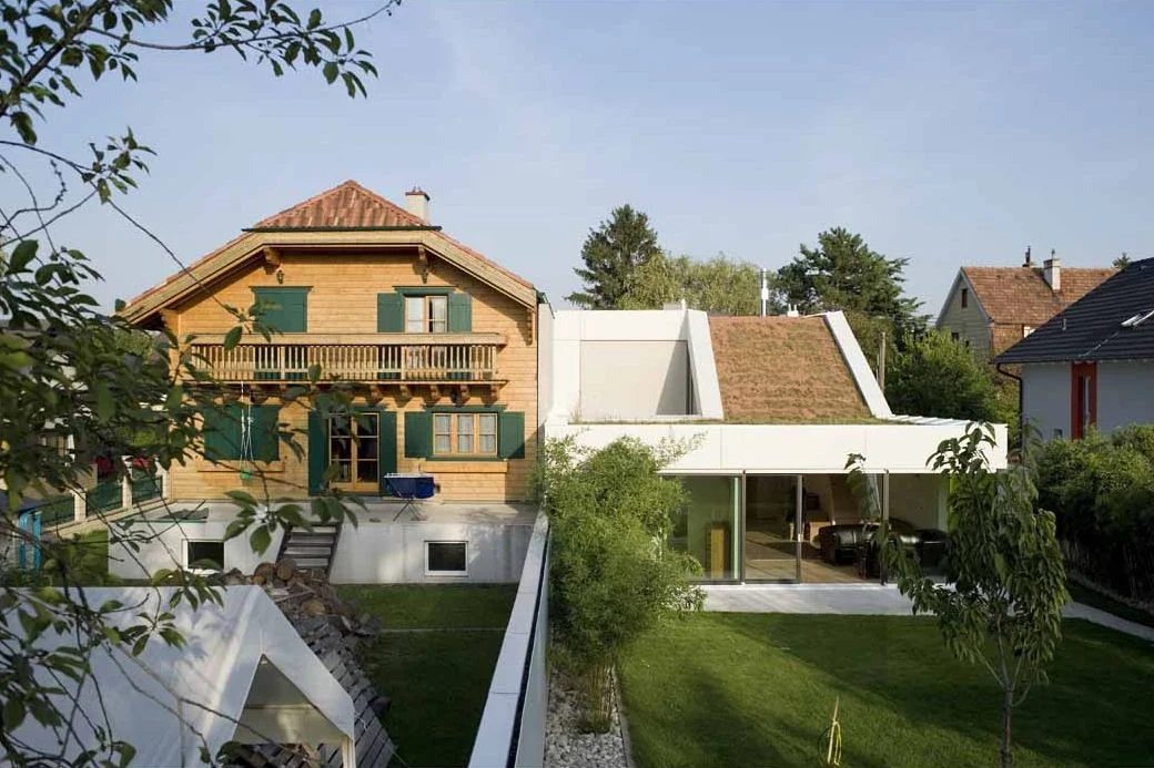  ... "Haus K" ist ein einfamilienhaus, als wochenendhaus genutzt, in einer typischen wiener einfamilienhaussiedlung in essling, auf einem langen, schmalen grundstück, mit gekuppelter bebauung, vorgartenbereich zur strasse hin und einem großen, südwes