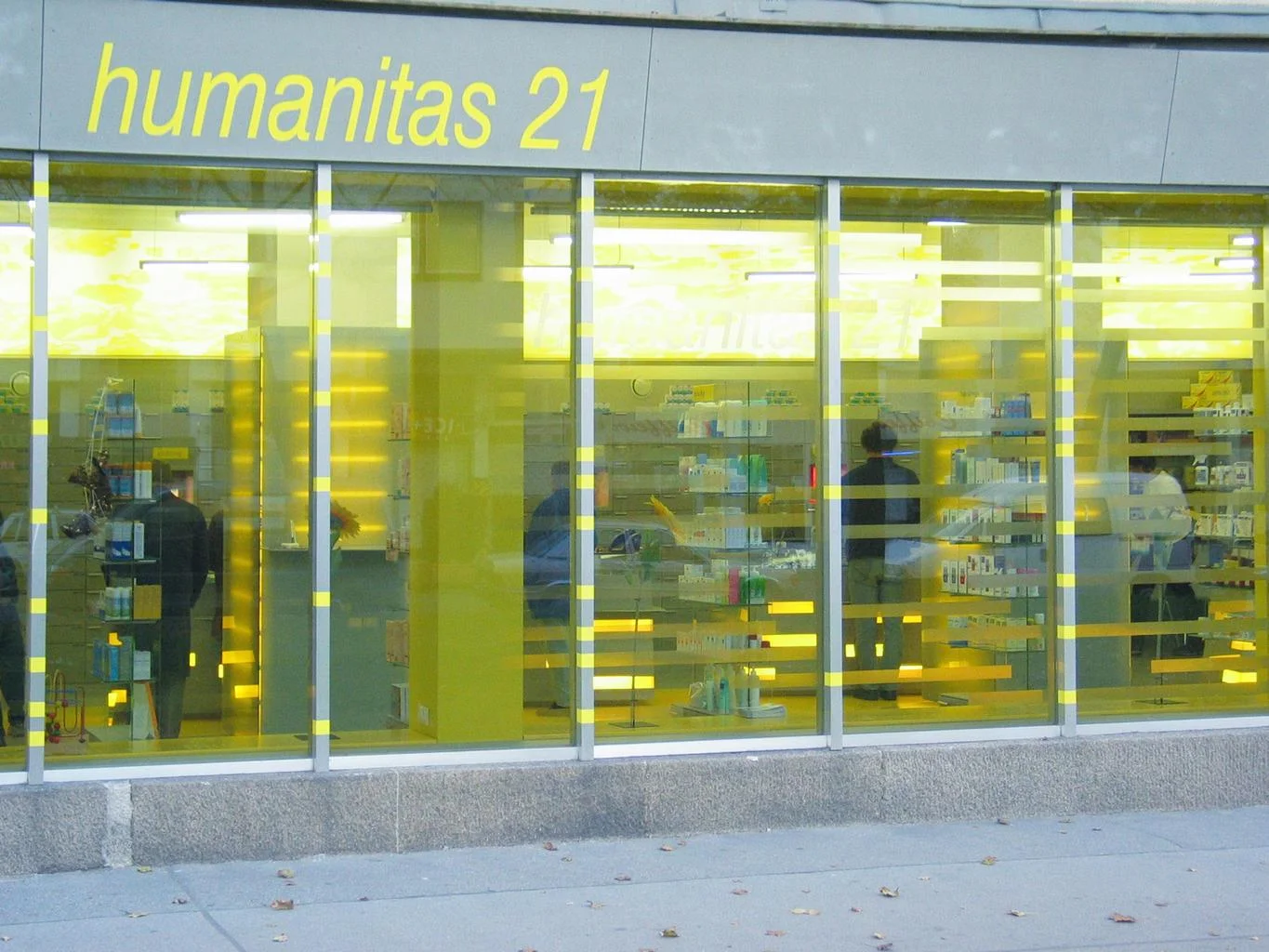  ... die humanitas apotheke als teil der denkmalgeschützten wohnhausanlage karl-seitz-hof - eine änderung der fassade wird nicht genehmigt. dennoch setzt die apotheke ein zeichen und wechselt in das 21. Jahrhundert... 