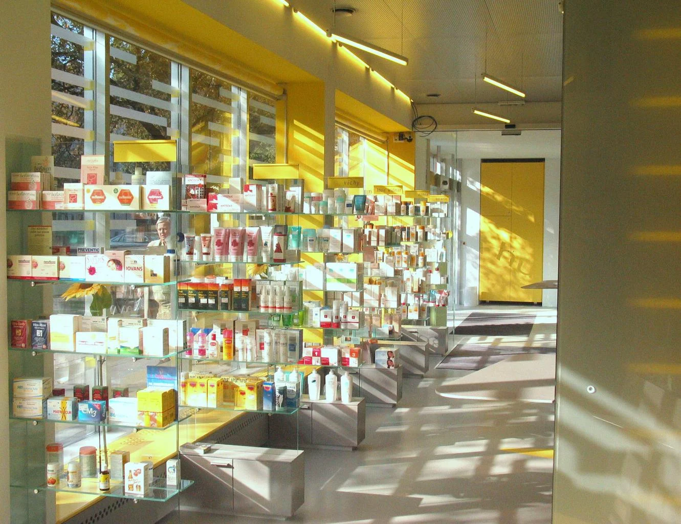  ... das lineare des grundrisszuschnitts als wiederkehrendes thema, von der fassadengestaltung bis zum möbeldesign,&nbsp;horizontale schichtungen und bandförmige elemente:  - eine 20 meter lange durchlichtplane mit gelbem wolkenmotiv an der rückwand 