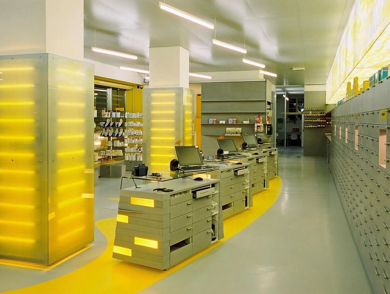  ...&nbsp;offenheit und transparenz als prinzipielle haltung. die umsetzung durch beseitigung aller blickbarrieren und nicht benötigter trennwände im innenraum. schlichtheit beim einsatz der materialien -&nbsp;glas, matt lackiertes baueternit, epoxid
