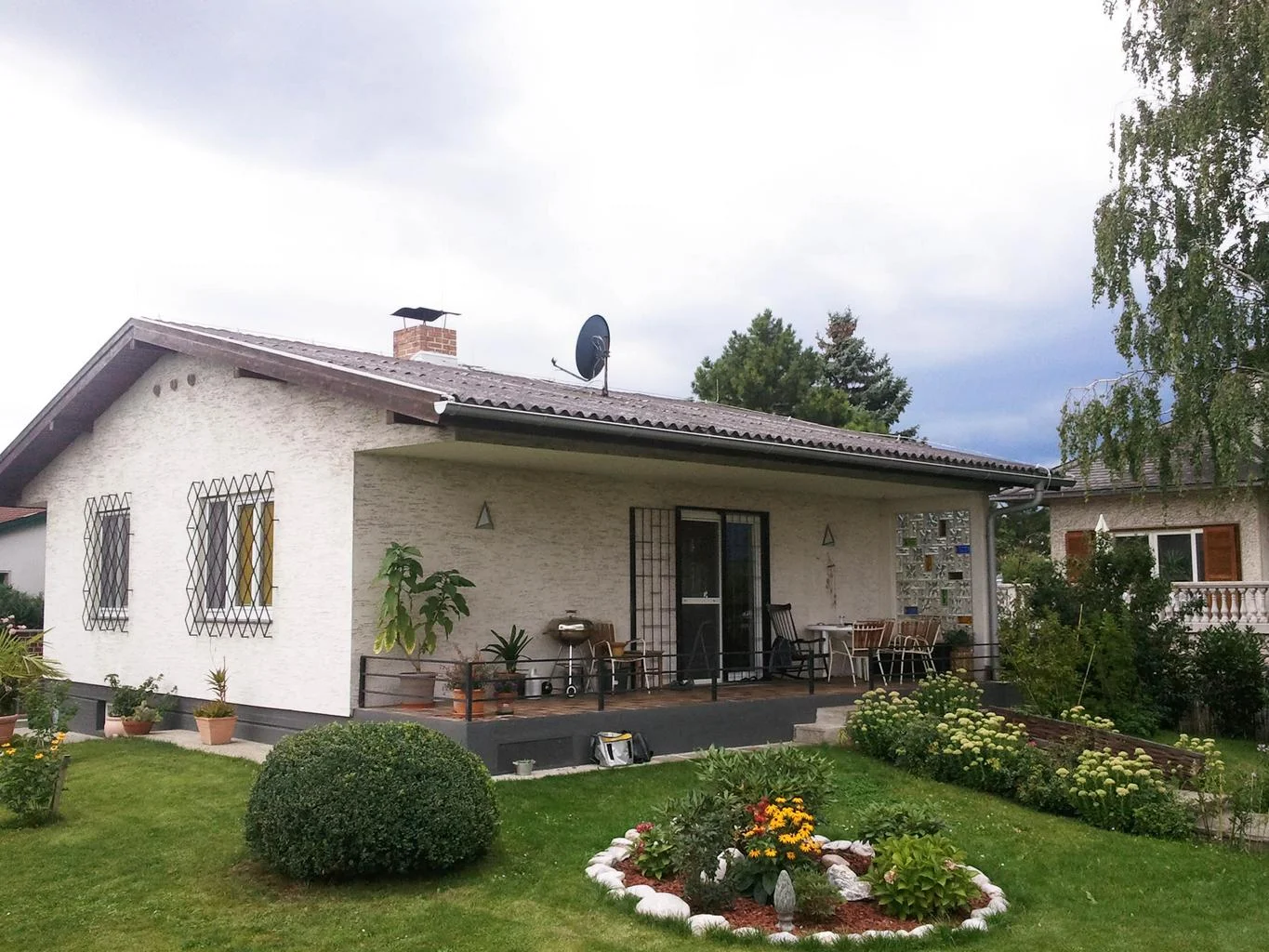  ein haus in einer ehemaligen wochenendsiedlung aus den 1960iger jahren soll aufgewertet werden. der wunsch nach einem wind- und wettergeschützen außenraum, der dem nutzer trotzdem das gefühl vermittelt, sich im freien bzw. im garten aufzuhalten, ist