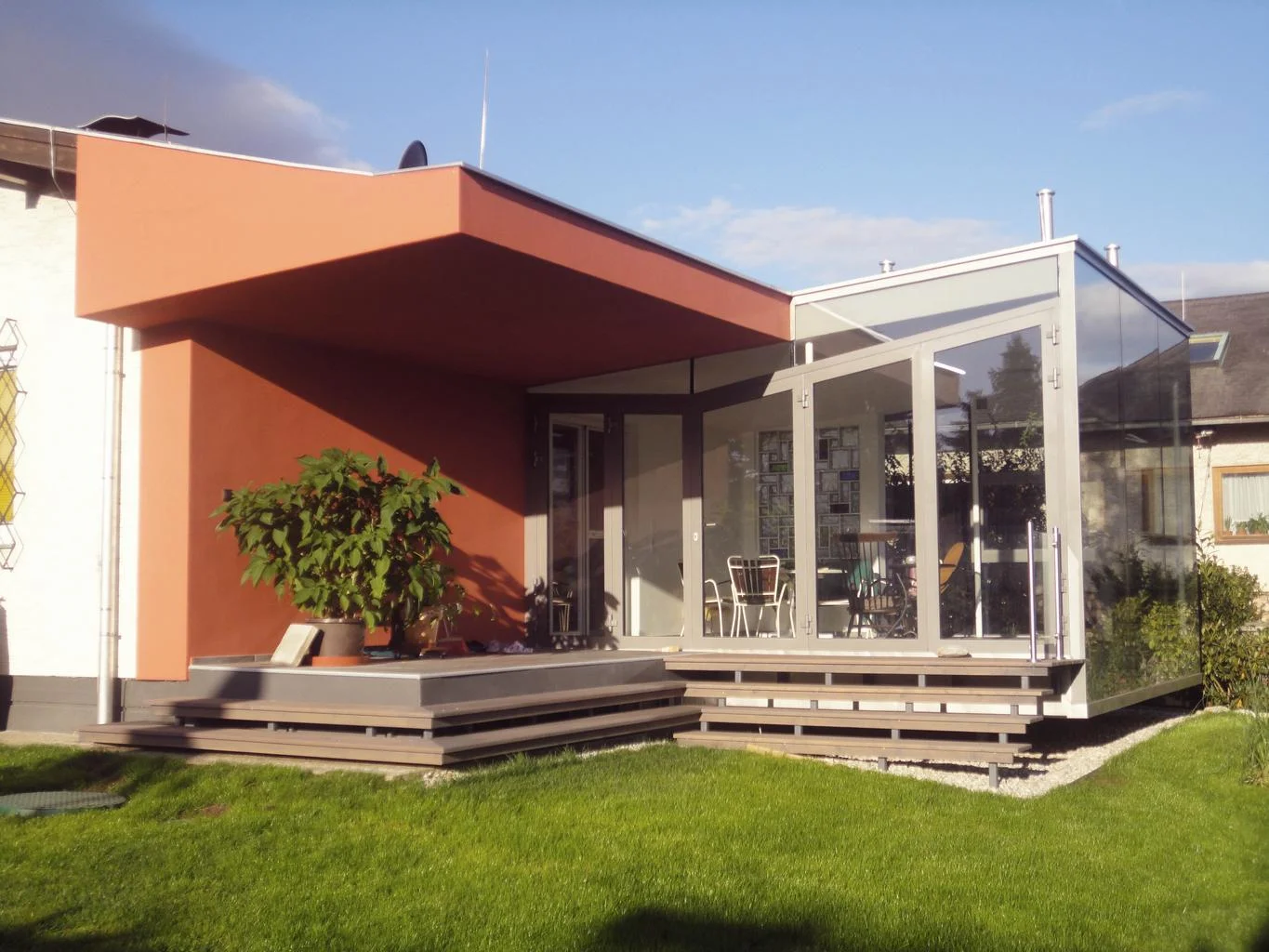  die dachneigung des wintergartens wird gegenläufig zur neigung des bestehenden daches ausgeführt, um das öffnen zum aussenraum auch in der höhenentwicklung spürbar zu machen. 