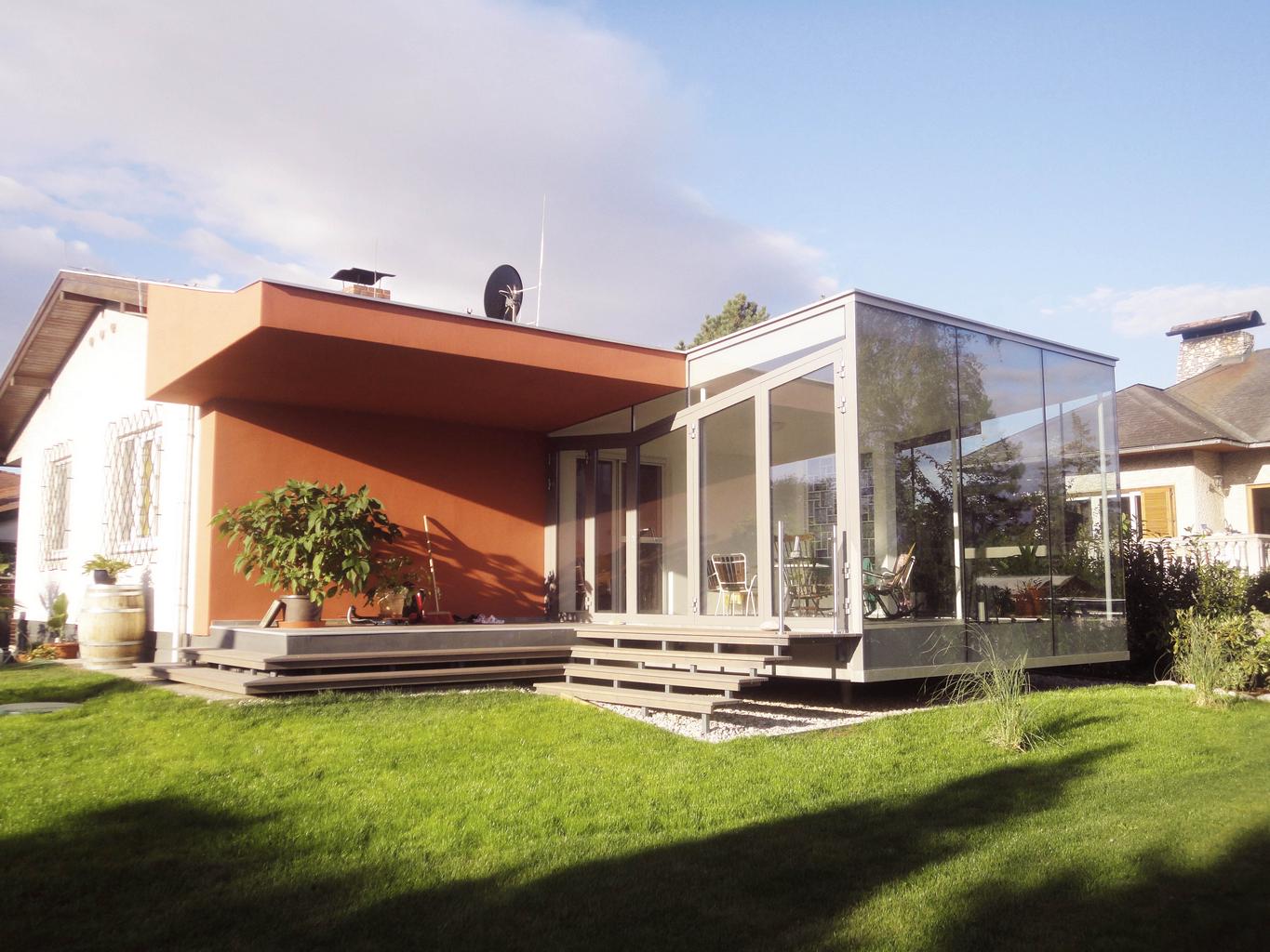  vorgeschlagen wird ein schwebender wintergarten zubau mit einem möglichst geringen anteil an sichtbaren metallkonstruktionen, der sich teilweise in den bestehenden terrassen / vordachraum hineinschiebt. 