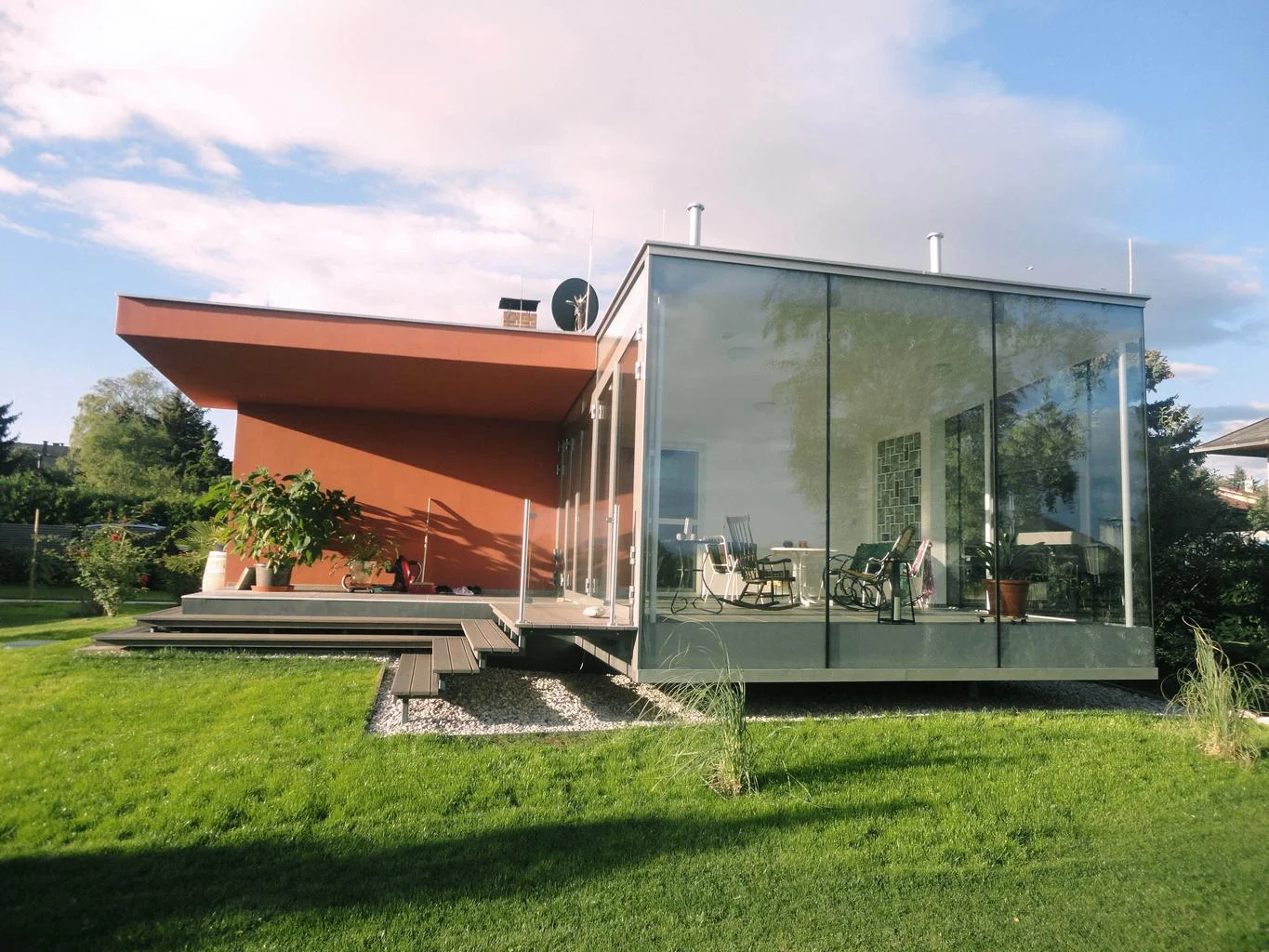  die vordachkonstruktion wird neu verkleidet, um der gartenseite des hauses ein ganzheitlich neues bild zu verleihen und als nebeneffekt die regenentwässerung verschwinden zu lassen. 