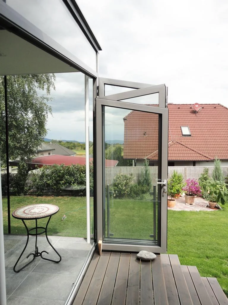  durch diese maßnahme entsteht ein, gegen osten und zum swimmingpool orientierter, geschützter terrassenbereich, der durch eine faltschiebetüre in den wintergarten erweitert werden kann. 