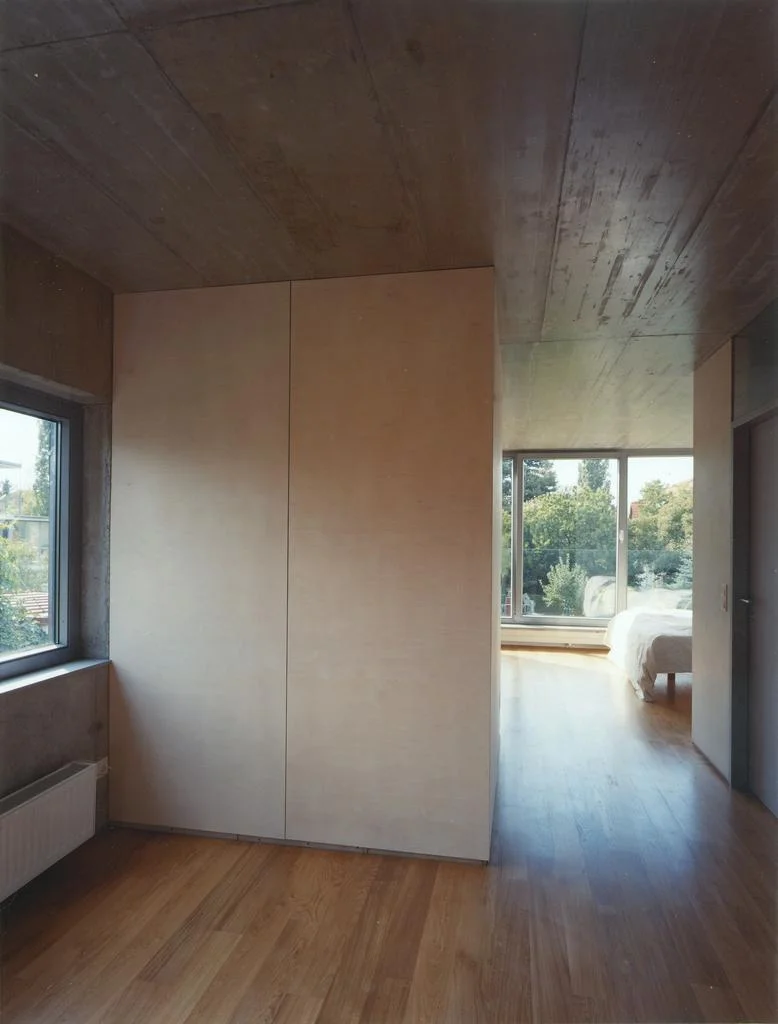  …sichtbeton im gesamten innenraumbereich, glas und weißlasiertes birkensperrholz, schaffen klare strukturen… 