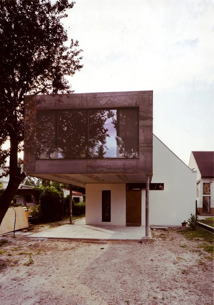  …die fassade aus corten-stahlplatte verkleidet - färbt sich im lauf der zeit rotbraun und setzt einen unerwarteten farbakzent im gleichförmigen gemisch der benachbarten bebauung...&nbsp; ...überraschend rot... 