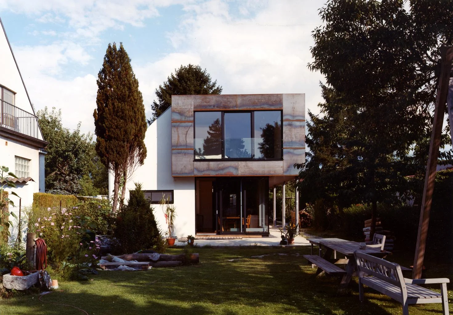  …das grundstück - lang und schmal (11,7m), erlaubt die ausnützung eines "versteckten" artikels der wiener bauordnung, durch den, in der länge von 10 metern-eingeschossig, direkt an die grundgrenze eines nachbargrundstückes angebaut werden darf. die 