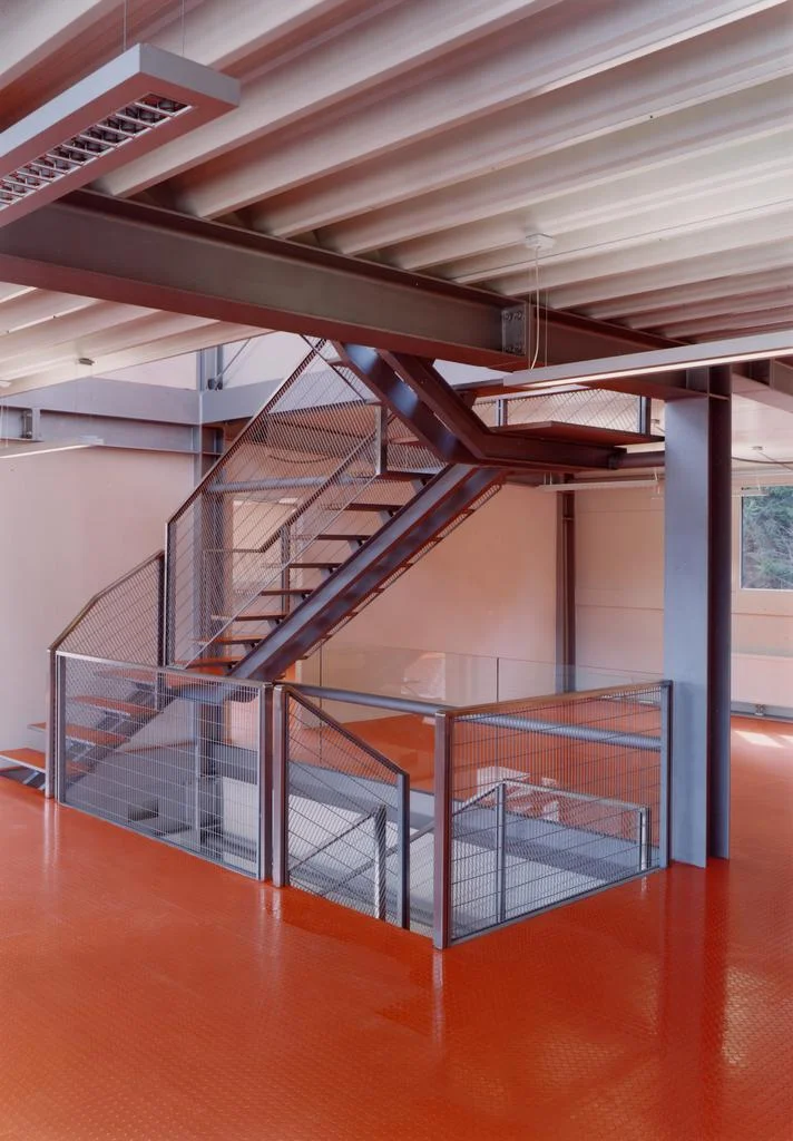   ... orange, eine dynamisch- freundliche farbe war bereits im alten firmenlogo vorhanden, es war also naheliegend diese farbe auf das neue haus zu übertragen- inclusive einem neuen werbeslogan, der sozusagen als bonustrack mitgeliefert wurde. 