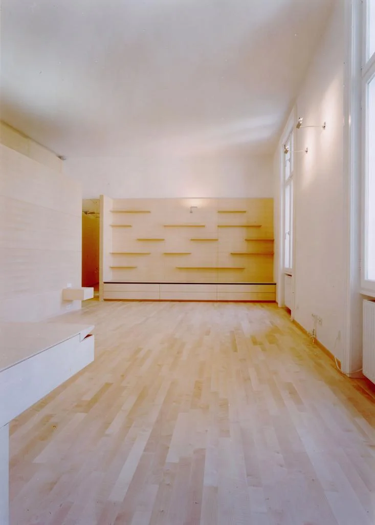 ...boden und möbel in der gleichen oberflächenbeschaffenheit und materialität - ahorn geölt - erzeugen weite und ruhe... ...als kontrast dazu, schafft ein kräftiges orange im innenbereich (mdf hochglanzlackiert) und im aussenbereich, auf der dachterrasse und beim liftzubau (alublech spritzlackiert), wärme und lebendigkeit...