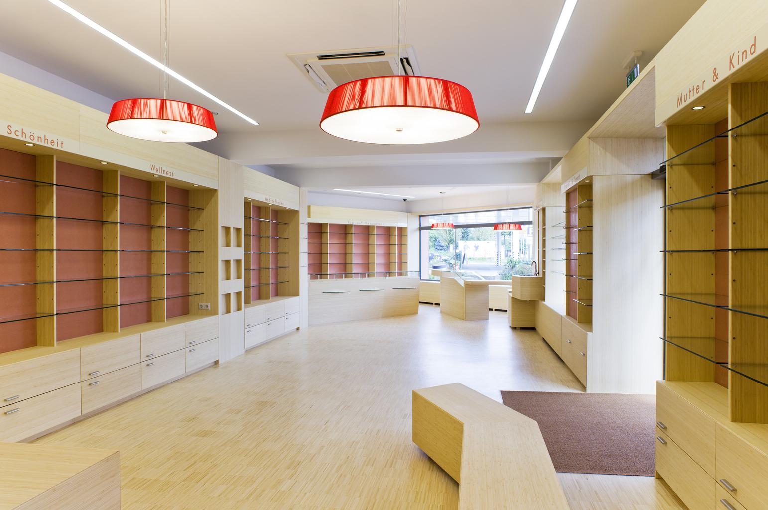  ... zu klein geworden, aus der mode und in die jahre gekommen...  ...der verkaufsraum der drauapotheke, bisher im erdgeschoss eines mehrfamilienwohnhauses an einer stark befahren strasse in villach situiert, wird innen komplett erneuert und um labor