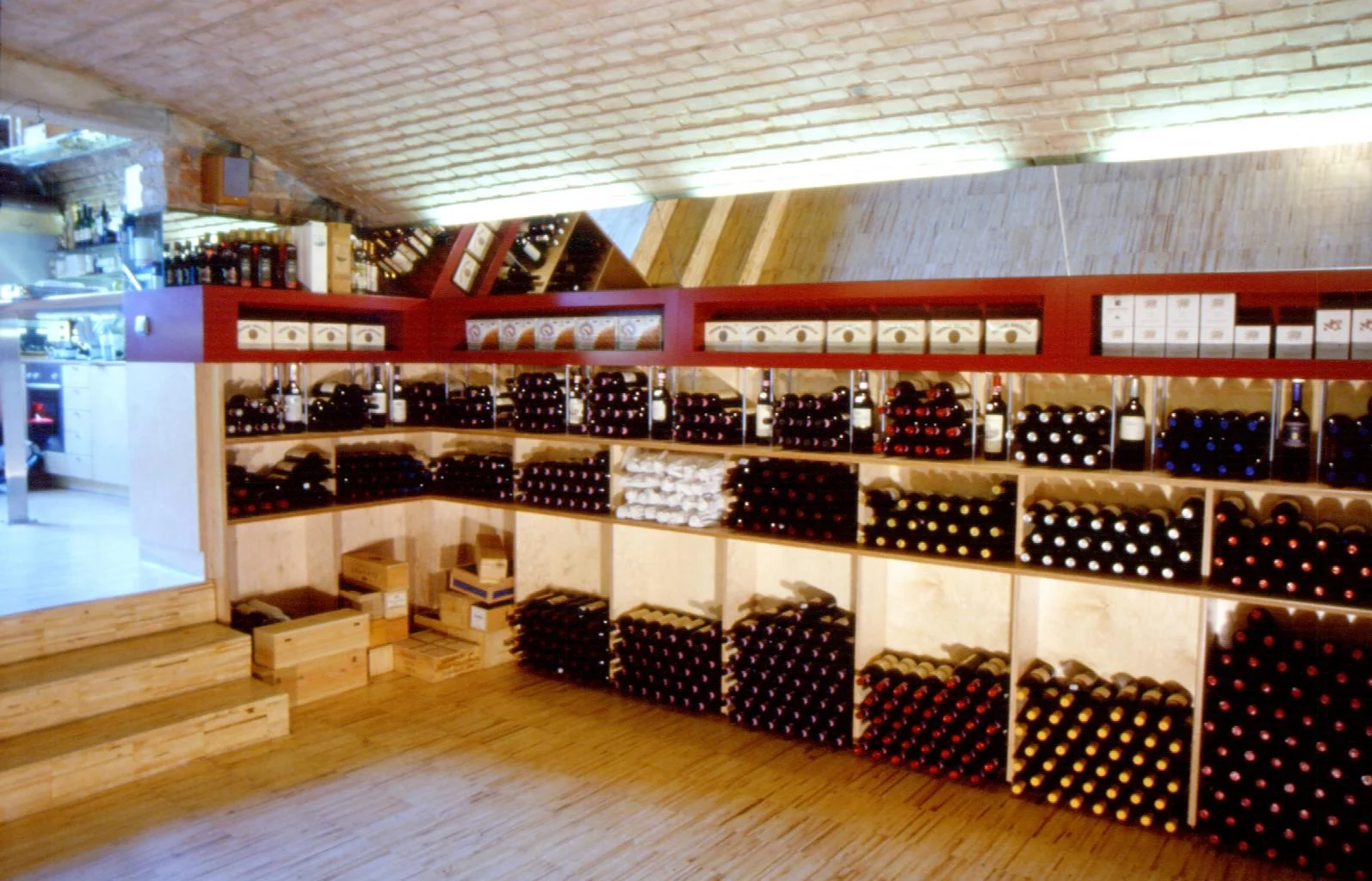  ...im unteren, kühleren raum regale zur weinlagerung – als schauraum konzipiert, funktioniert jedoch bei größerem andrang auch als gaststube...     