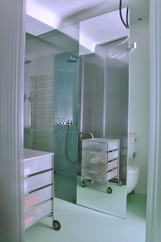  das bad als eigenständiges implantat   im vorraum und zimmer, drei funktionen (bad, wc und sauna) auf kleinem raum stark komprimiert... 
