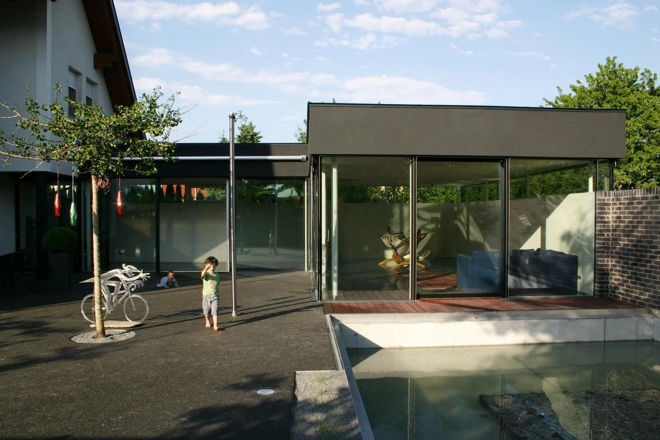  Context: a one-family-house in the countryside. The garden was unused-so space is left to situate an annexe to the existing house. The owners wished an additional living area and an outer space, which is achieved by an L-shaped building, forming a y