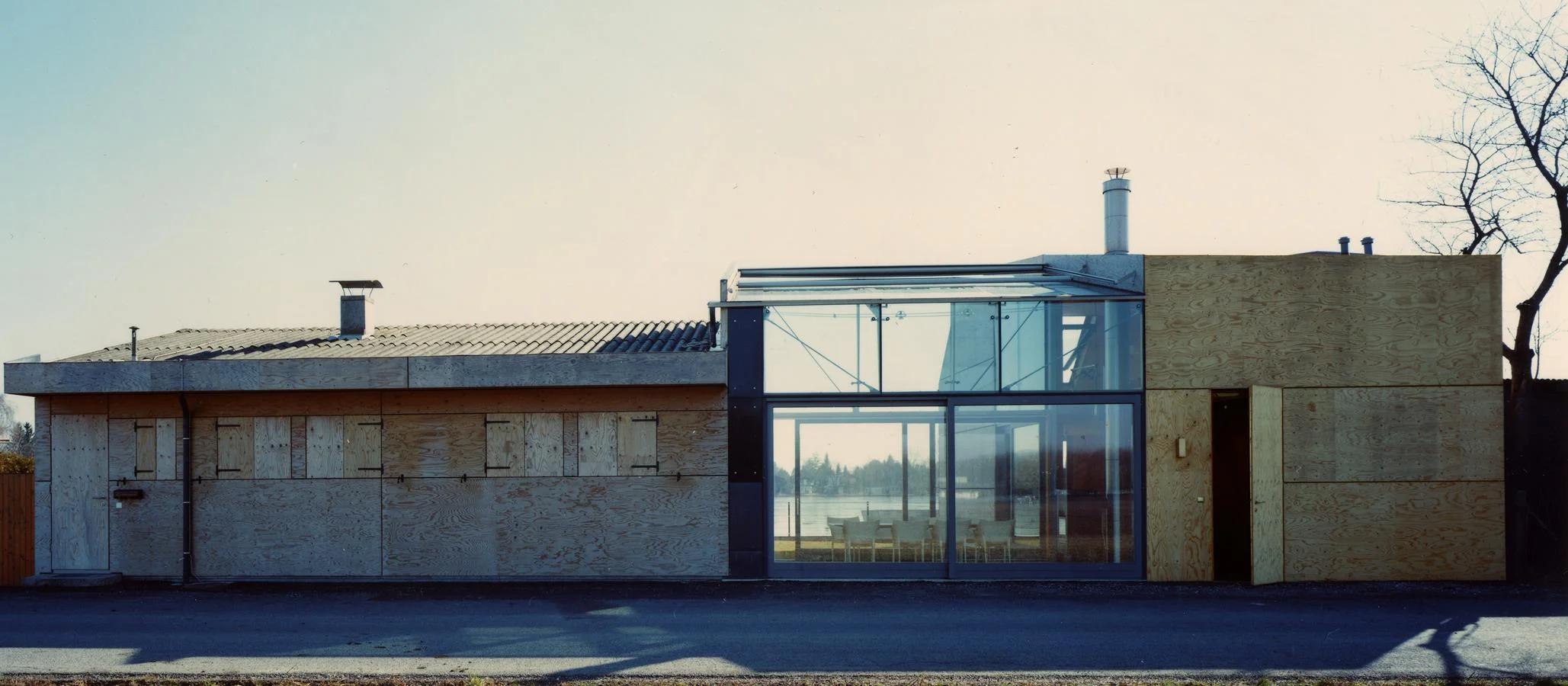  …um ein  ensemble  zu schaffen wird das bestehende haus mit dem gleichen material verkleidet... 