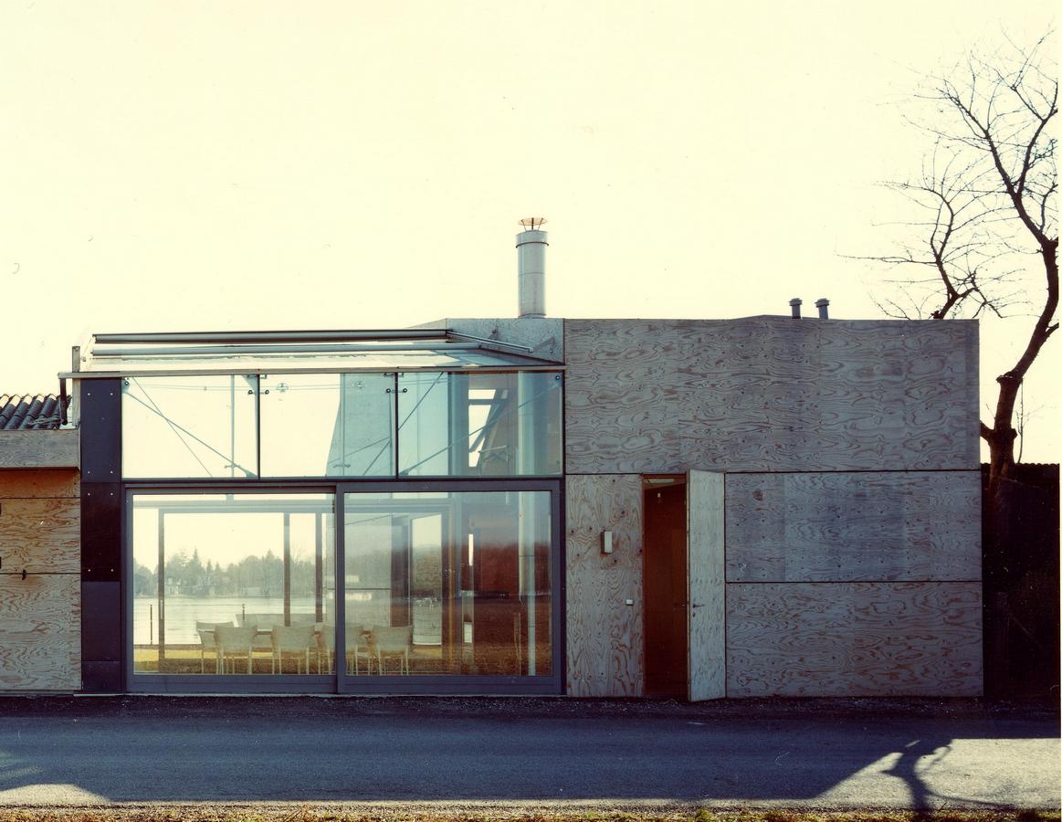 ...das haus wird eins mit seiner umgebung - der erholungsuchende mensch bewegt sich in räumen aus holz, innenraum wird außenraum und umgekehrt - der mensch wird eins mit seiner umgebung...