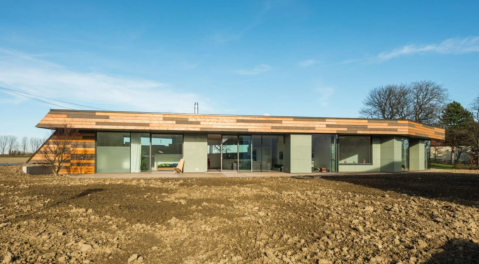  auf einer fundamentplatte aus stahlbeton, die auf eine schüttung aus schaumglasschotter aufgebracht wurde, wurde ein hochgedämmter holzbau errichtet.&nbsp; die aussenwände wurden als holzriegelkonstruktion mit, zwischen den holzkonstruktionen liegen
