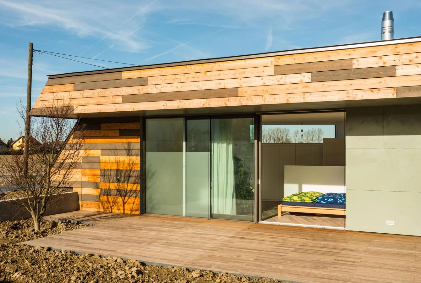 die fassade ist als hinterlüftete lärchenschalung bzw. hinterlüftete verkleidung aus großformatigen holzwerkstoffplatten ausgeführt. eine teil der lärchenholzschalung wurde natürlich belassen, der andere teil wurde mit einer dunklen öllasur beschichtet. die plattenverkleidung wurde mit einer leinölfarbe färbig beschichtet. die ausführung des daches erfolgte als extensiv begrüntes warmdach. 