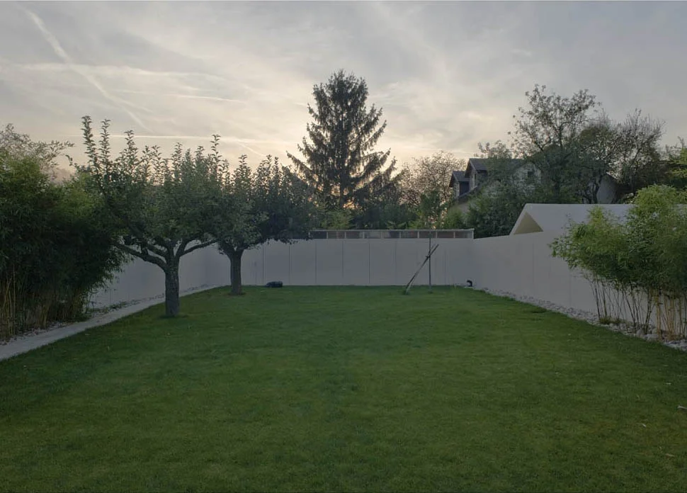  ...der schmale, längliche garten mutet in seiner abgeschlossenheit und intimität japanisch meditativ an. bambuspflanzungen an den beiden seitlichen grundstücksgrenzen und eine rundumlaufende, zwei meter hohe eternitverkleidete mauer unterstreichen d