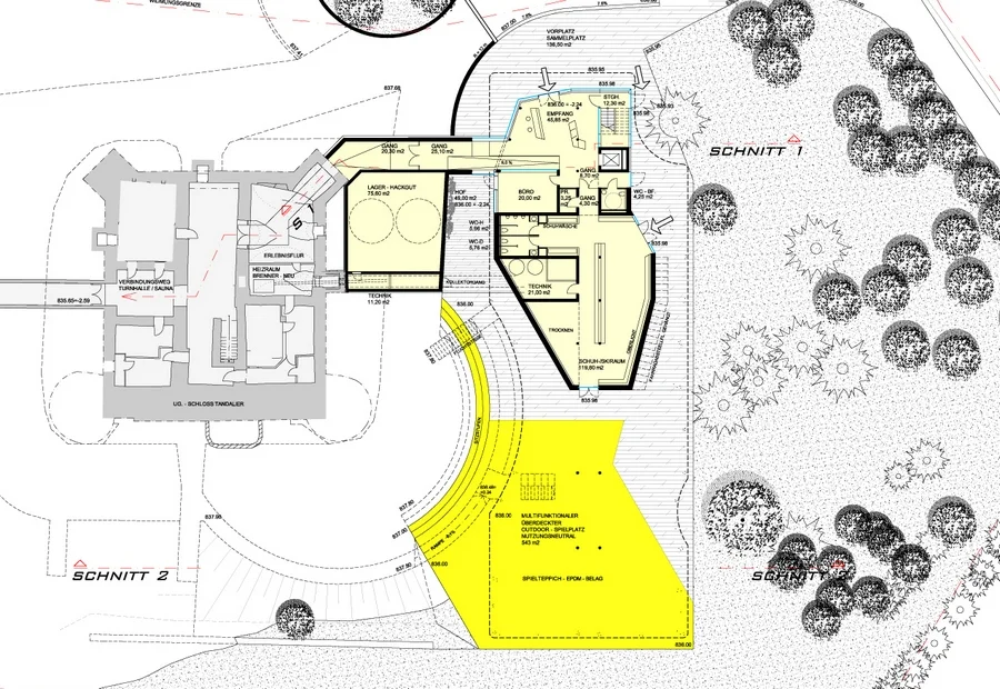  eine sitzstufenanlage, die schloßarena, mit einem „spiel- und sportteppich“&nbsp;(EPDM-belag – schallschutz) in einer kräftigen farbgebung, der sich über platz und stufen zieht, sowie schlanken, gebündelten stahlstützen, welche eine analogie zum ang