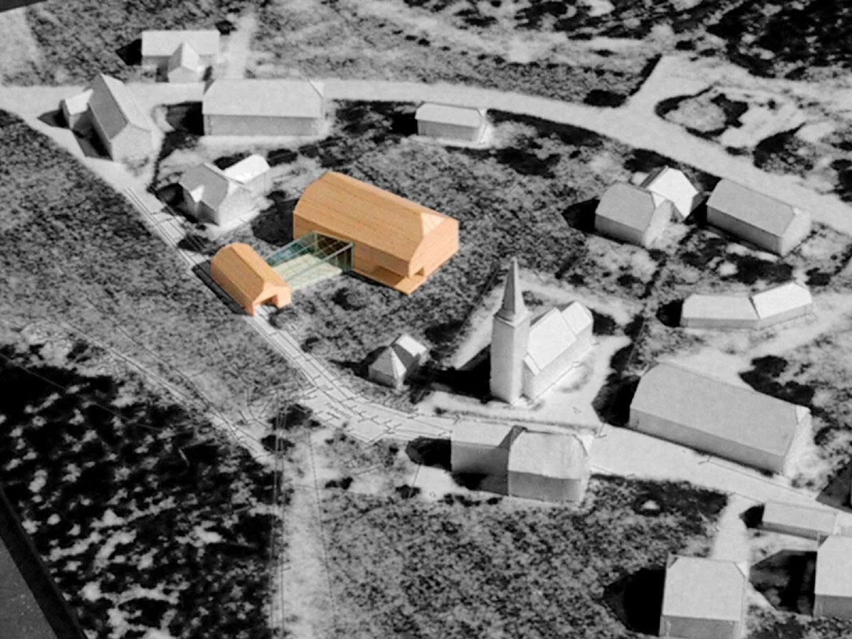  Das Schulhausensemble besteht aus drei Baukörpern – einem Kleineren (Scheune), in dem der Heizraum, ein Lager und die Zentralgarderobe untergebracht sind und dem eigentlichen Schulhaus (Hof) mit der integrierten Turnhalle. Verbunden werden die beide