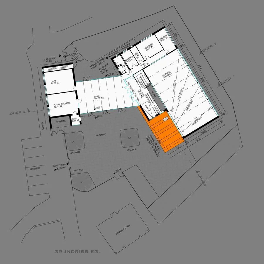 Analog zum städtebaulichen Konzept wird auch die innere Organisation des Schulhauses " kompakt " gestaltet. Die Turnhalle mit Nebenräumen wird im Untergeschoss in das Haus integriert. Um trotzdem die notwendige Großzügigkeit zu erzielen, wurde das Foyer so gestaltet, dass ein heller, offener und freundlicher Eingangsbereich entsteht, sowie ein glasumwehrtes Stiegenhaus geplant, das vielfältige Durchblicke vom Obergeschoss bis in die Turnhalle gewährt. 