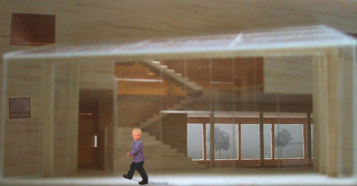 Wie bei den konstruktiven Elementen sollen auch für die Außenverkleidung großformatige Holzelemente zum Einsatz kommen (Dach- und Fassadenelemente aus kesseldruckimprägnierten Fichtensperrholzplatten). 