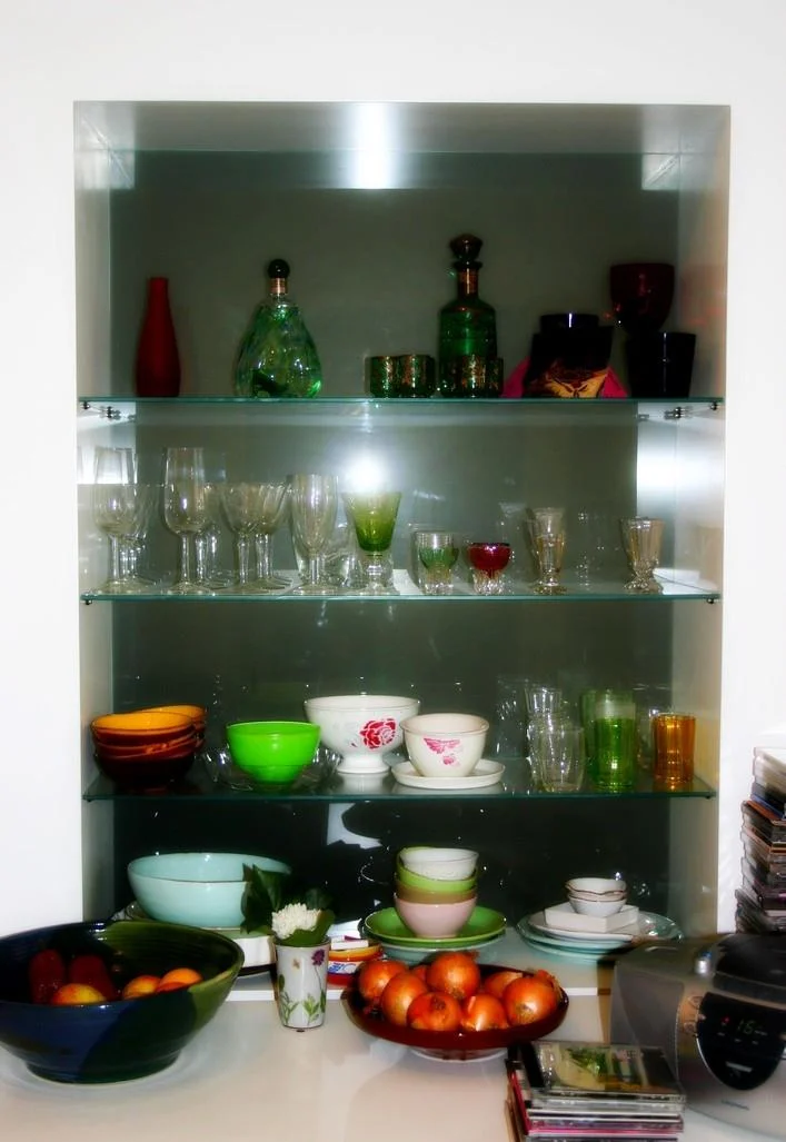  eine maßgeschneiderte küche in einer mietwohnung. eine vorhandene, zur zeit nicht gebrauchte öffnung, wird für ein regal genutzt und mit einem “container” abgesperrt. 