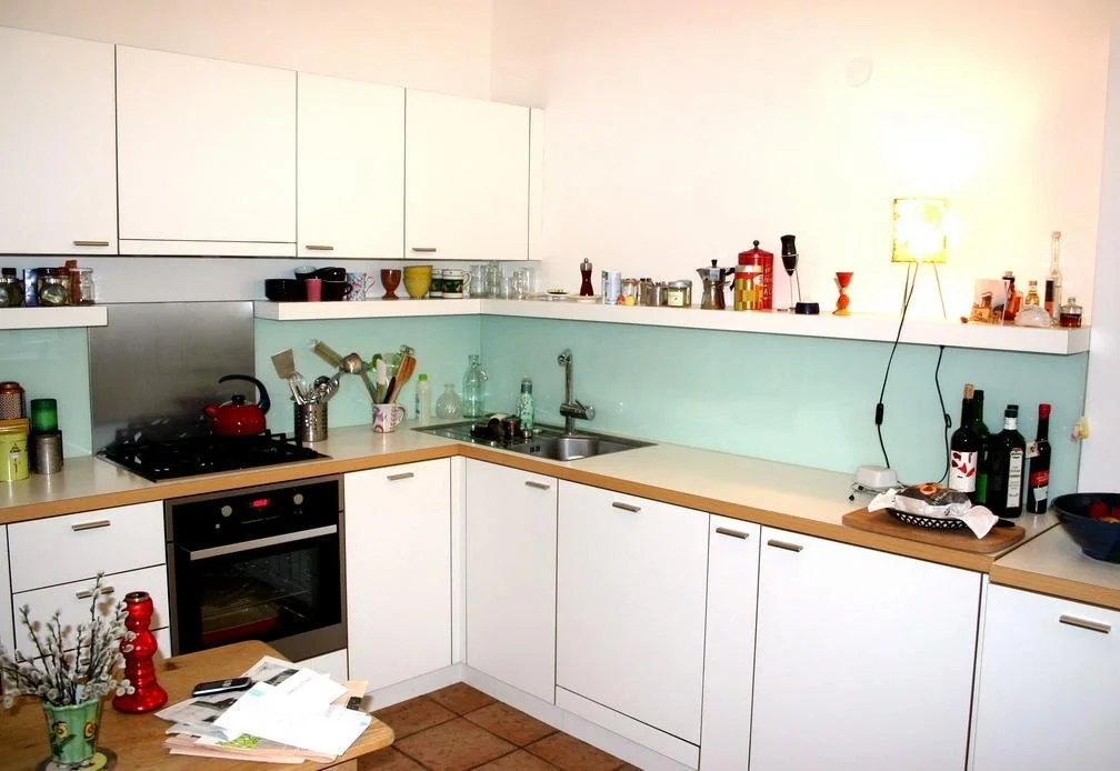 fronten, regalboarde, rückwand spanplatten oder sperrholz weiß beschichtet. arbeitsplatte sperrholz weiß beschichtet, sichtbare kanten seidenglänzend lackiert.