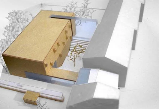 ... verglaste verbindungselemente docken an den bestand an und formen zwischen neubau und bestand ein freizeitatrium , das mit stufen und sitzstufen zu einem freizeitraum hinunterführt, der sich durch verglasungen und türen zum neuen aussenraum öffnet. das freizeitatrium selbst könnte der kommunikationsort und treffpunkt im haus werden, da es aufgrund seiner proportion intimität besitzt, aber doch vielfältig bespielbar ist.