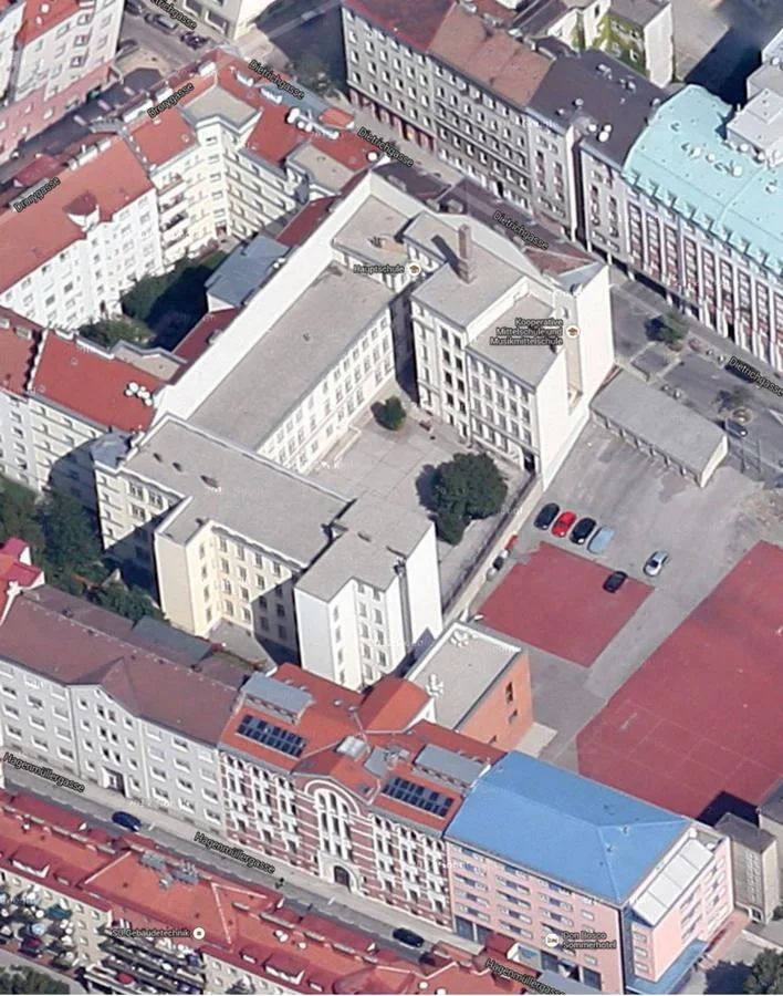 Dem gegenständlichen Schulgebäude bestehend, aus Volksschule (VS) und einer Kooperativen Musikmittelschule (KMMS) in der Dietrichgasse 36, kommt eine tragende Rolle hinsichtlich der Versorgung mit entsprechenden Bildungseinrichtungen im 3. Wiener Gemeindebezirk zu. Aufgrund zeitnah zu erwartender umfangreicher Wohnbautätigkeit auf benachbarten Arealen entsteht zusätzlicher Bedarf an Schulflächen – vor allem im Bereich des Volksschulsegments. Ziel dieser Machbarkeitsstudie ist die zukünftige Unterbringung von insgesamt 17 VS-Klassen und 3 Freizeitklassen unter Beibehaltung der bestehenden Klassenanzahl in der KMMS.