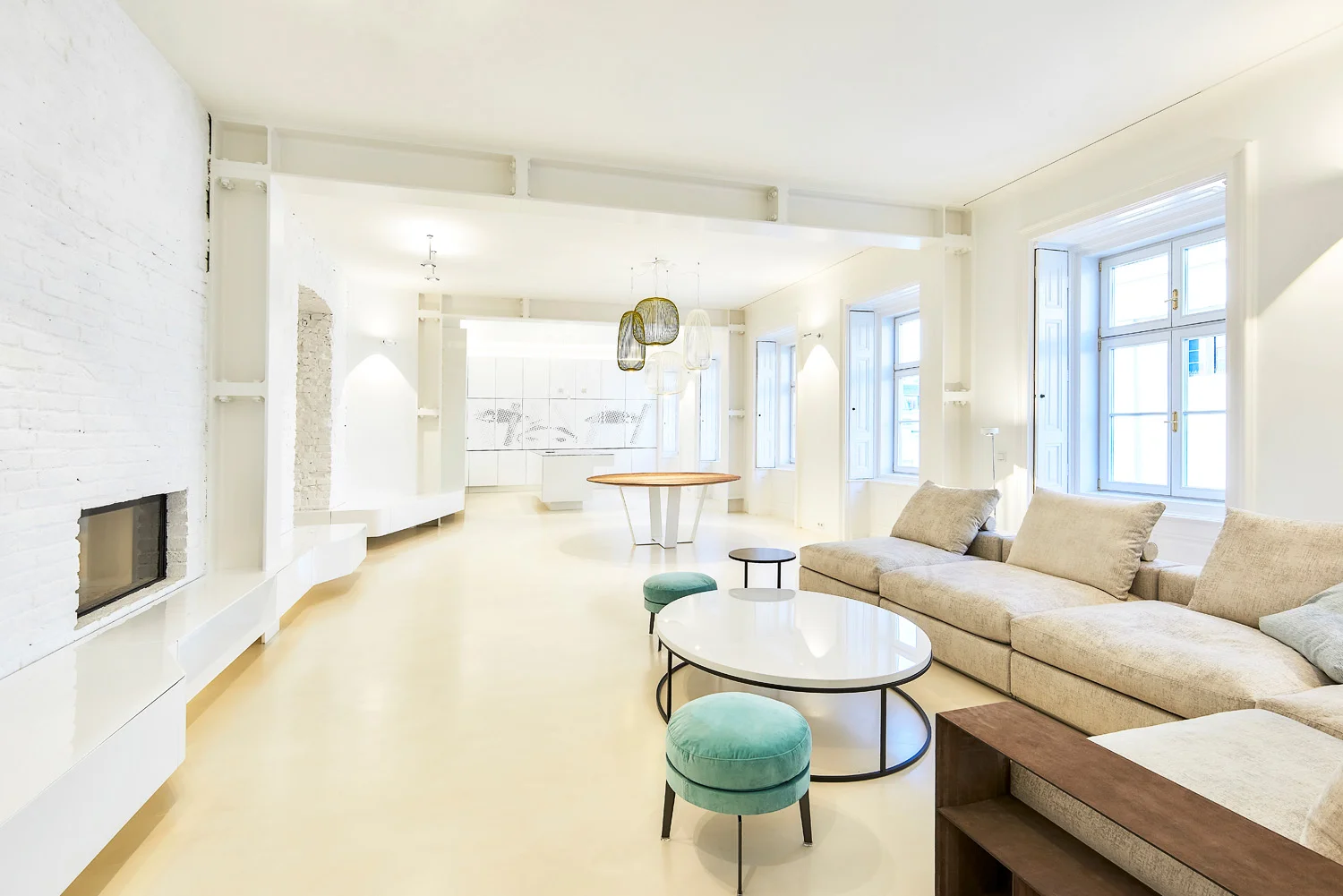  Nach rund 15 Jahren Auslandsaufenthalt - Rückkehr in das Elternhaus nach Wien. Dafür ist eine ca. 170 m2 große „herrschaftliche“ Gründerzeitwohnung, die Ende der 80iger Jahre saniert wurde in eine zeitgemäße Loftwohnung umzugestalten. Die Bauherrenw