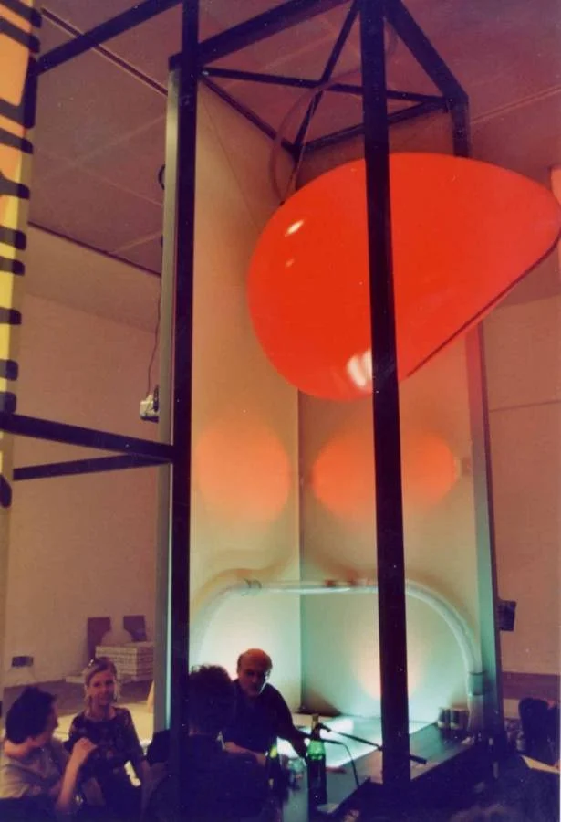 als ausstellungsobjekt ist die installation eines pulsierenden pneumatischen mega_herzens geplant, eine rohrpostschleife, als arterie soll das herz umkreisen. stadtgeräusche der beiden städte vermischen sich in einer klanginstallation von dietmar halbauer.