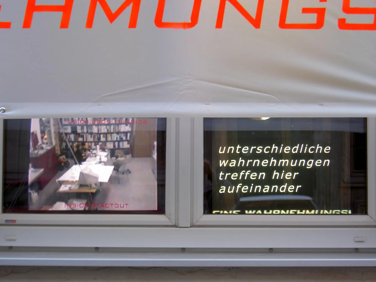  die  baufluchtlinie &nbsp;als grenze zwischen  innen/stadtgut &nbsp;und  aussen/strasse &nbsp;(als synonym für die stadt) - unterschiedliche  wahrnehmungen &nbsp;treffen hier aufeinander. 