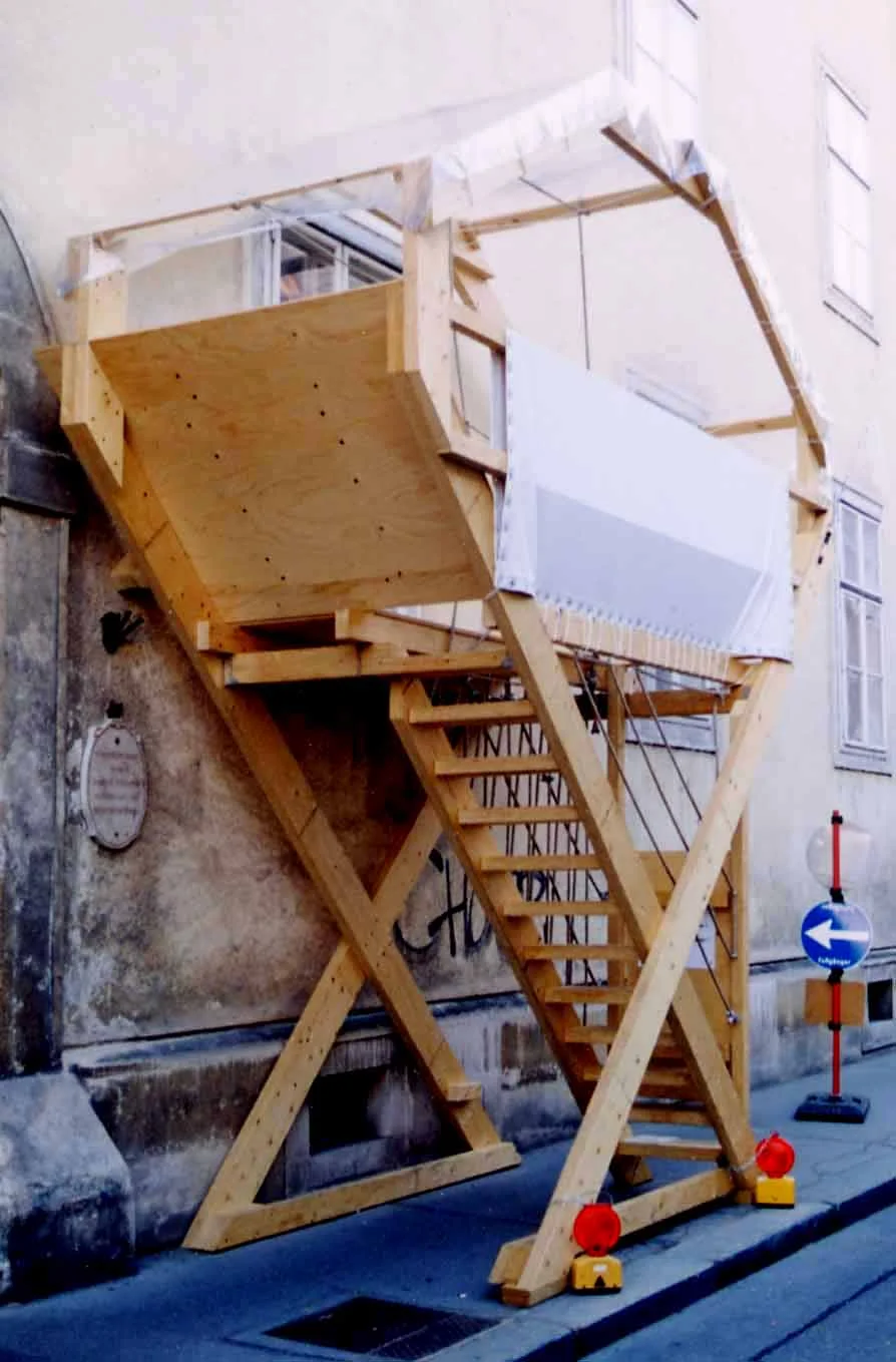  ...ein  baumhaus ohne baum  als temporärer ausstellungseingang. vom gehsteig über eine leiter, durch ein bestehendes fenster hindurch. innen gelangt man über eine strickleiter in die ausstellungsebene... 