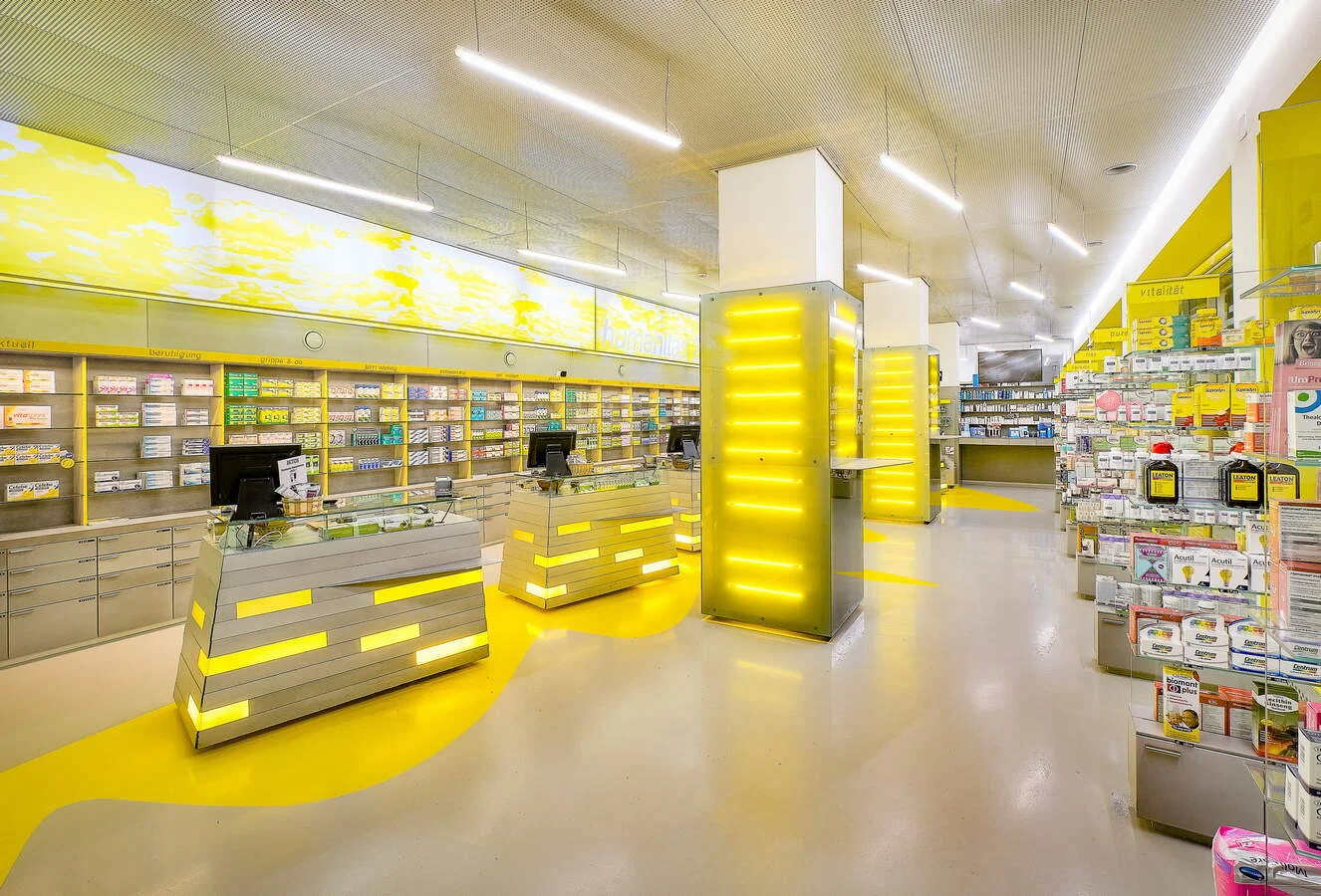  Im Lagerbereich der Apotheke wird ein Kommissionierungsautomat installiert - im Zuge dessen wird der Verkaufsraum der Apotheke umgestaltet. 