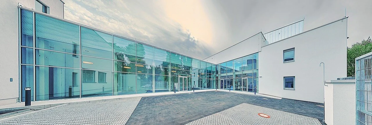 Eine Werkstatthalle aus den 90er Jahren, mit straßen- seitigem Bürotrakt und hofseitigem niedrigerem Zubau wurde zu einem Ausbildungs- und Lehrwerkstattzentrum für die Wiener Landesinnung HKLS umgebaut. Im Sinne der Nachhaltigkeit wurde von einem A